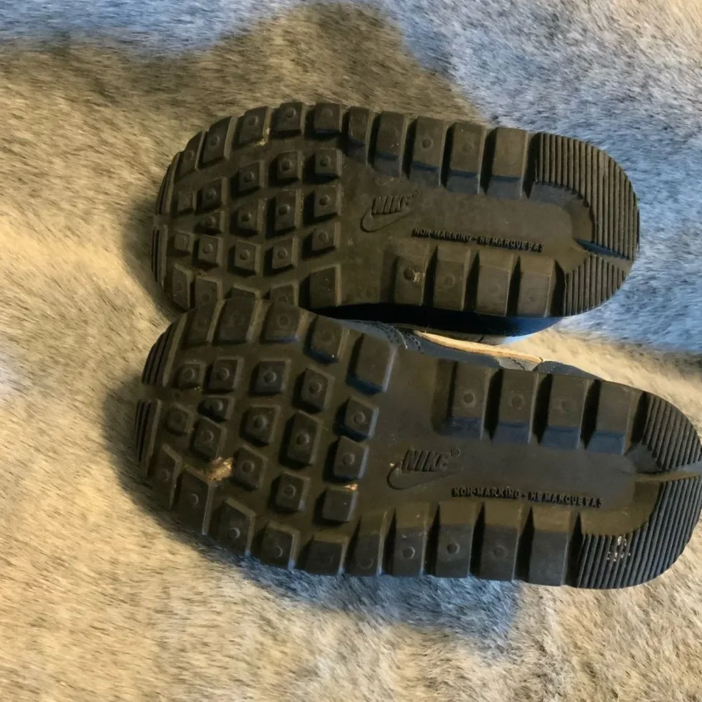 Nike Kids MD Valiant Navy Sneakers Size 6C